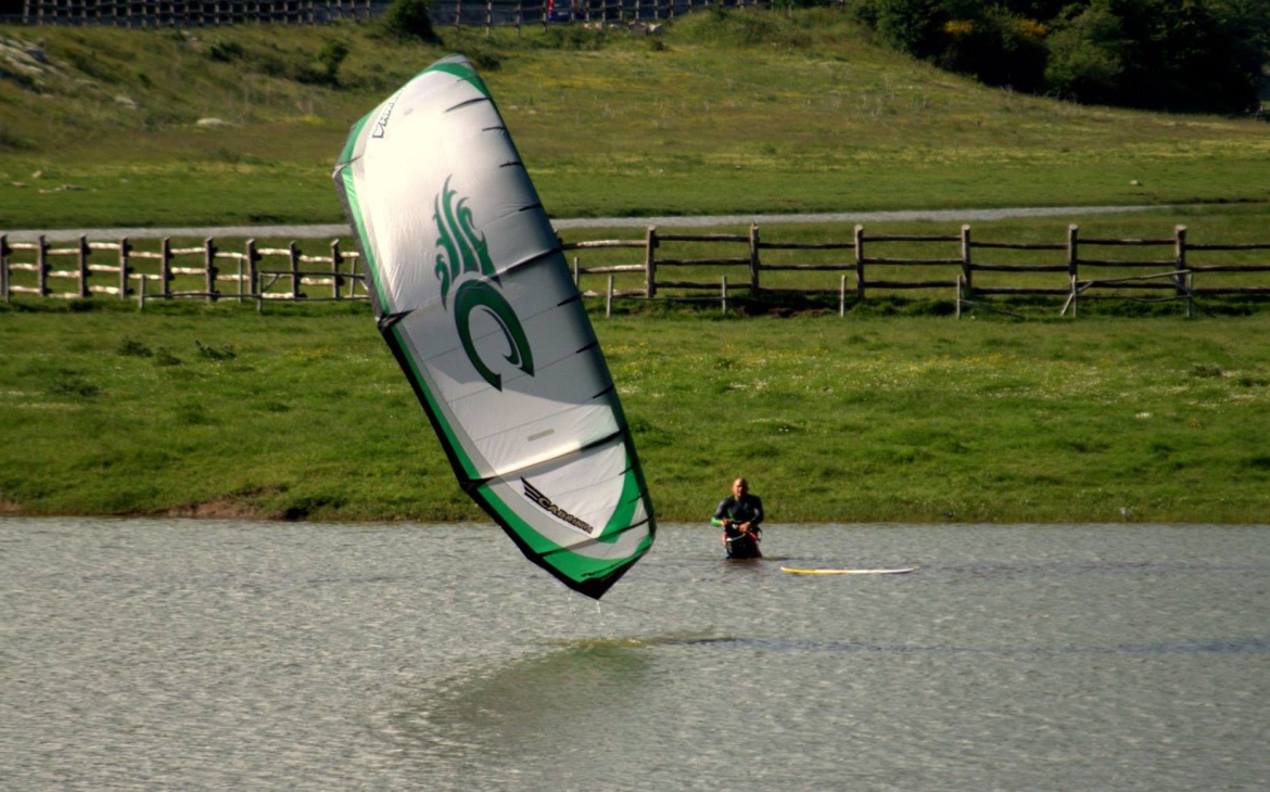 Un aquilone sul Lago Laceno – Kitesurf sul Lago Laceno