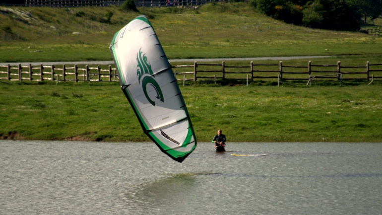 Un aquilone sul Lago Laceno – Kitesurf sul Lago Laceno